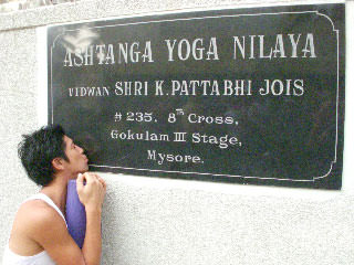 シャラの前にいる更科有哉氏