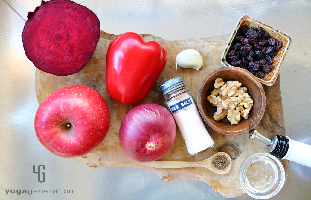 木製カットボードの上のビーツやリンゴなどの材料