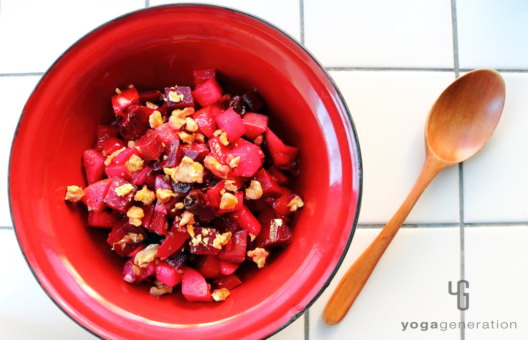 ホーローの器に盛りつけた赤いエネルギーのサラダ