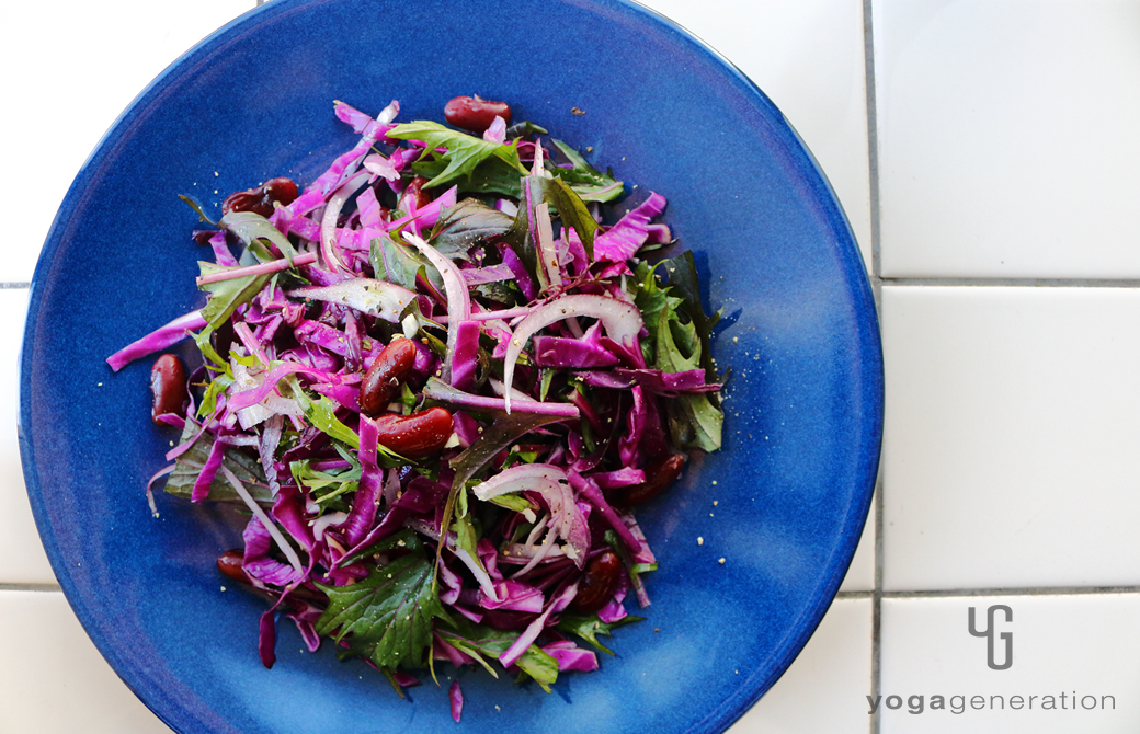 藍色の皿に盛りつけた人生を活き生きる紫エネルギーのサラダ