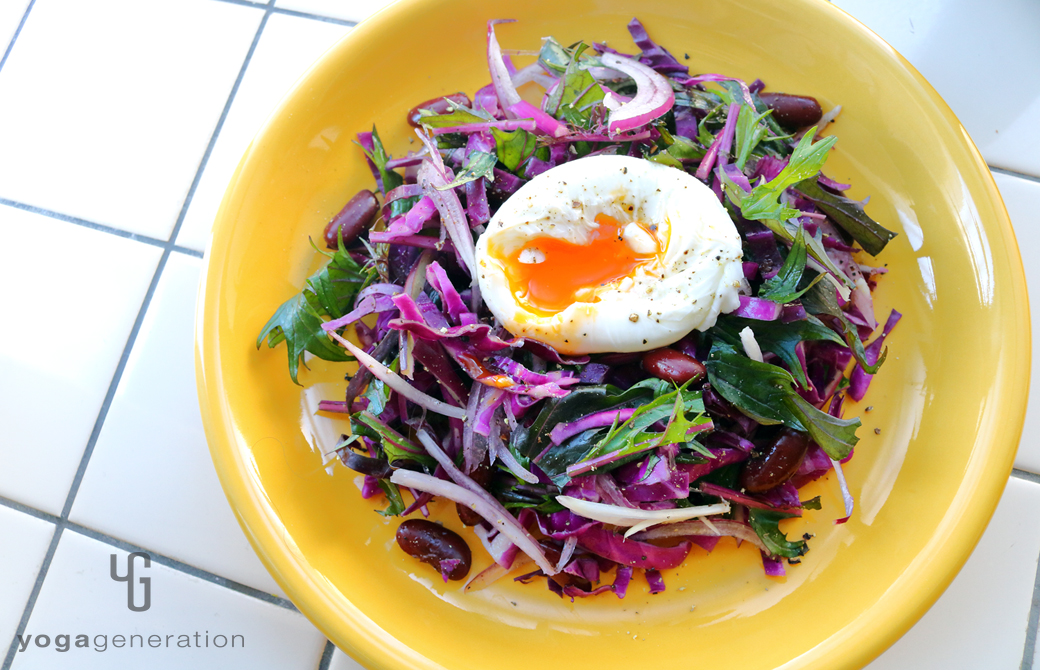 黄の皿に盛りつけた人生を活き生きる紫エネルギーのサラダ