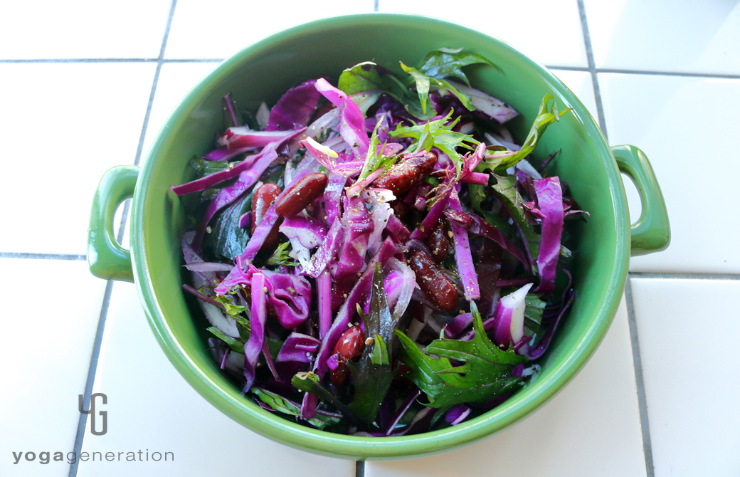緑の皿に盛りつけた人生を活き生きる紫エネルギーのサラダ