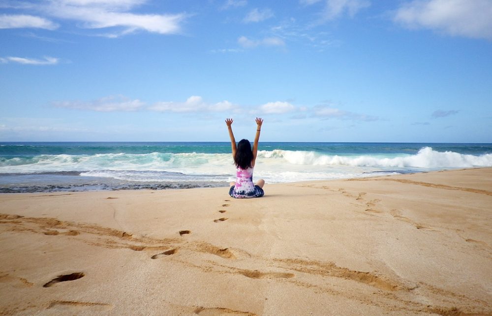 Mahokoがハワイ・モロカイ島のビーチで伸びをしているところ