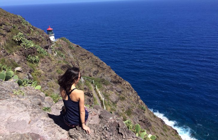 Mahokoがオアフ島のハイキングスポット、マカプウで海を眺めている