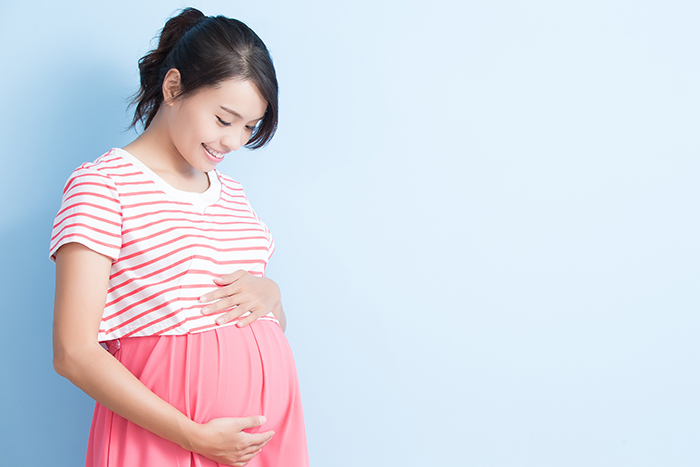 妊婦さんがお腹を抱えて幸せそうな様子maternityyogakaya05 ヨガジェネレーション Yogageneration