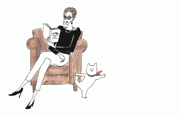 1人がけのソファで本を読むマダムYUKOと隣でヨガのポーズをとるネコのイラスト