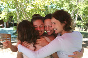 ハグしあう4人の女性