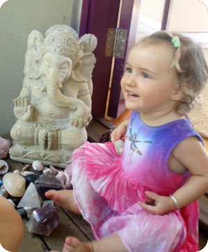 ガネーシャの像と女の子