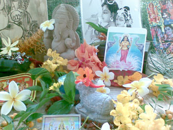 たくさんの花とインド神話の神の絵