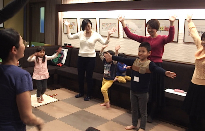 ヨガをする大人と子ども