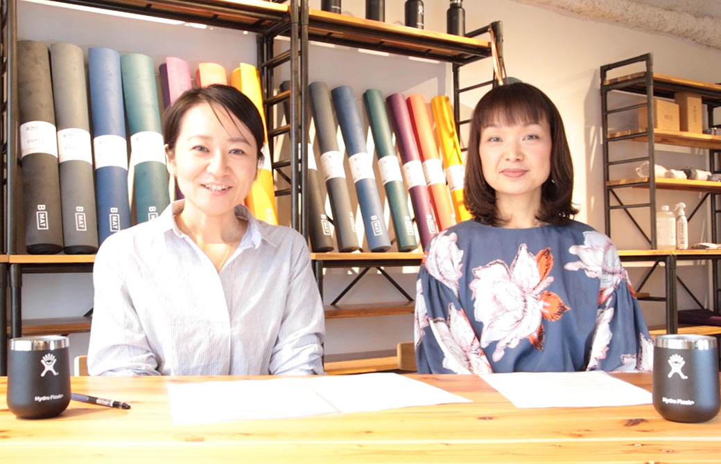 ヨガジェネレーションkaya編集長（左）と公認会計士・税理士の松田眞理先生（右）