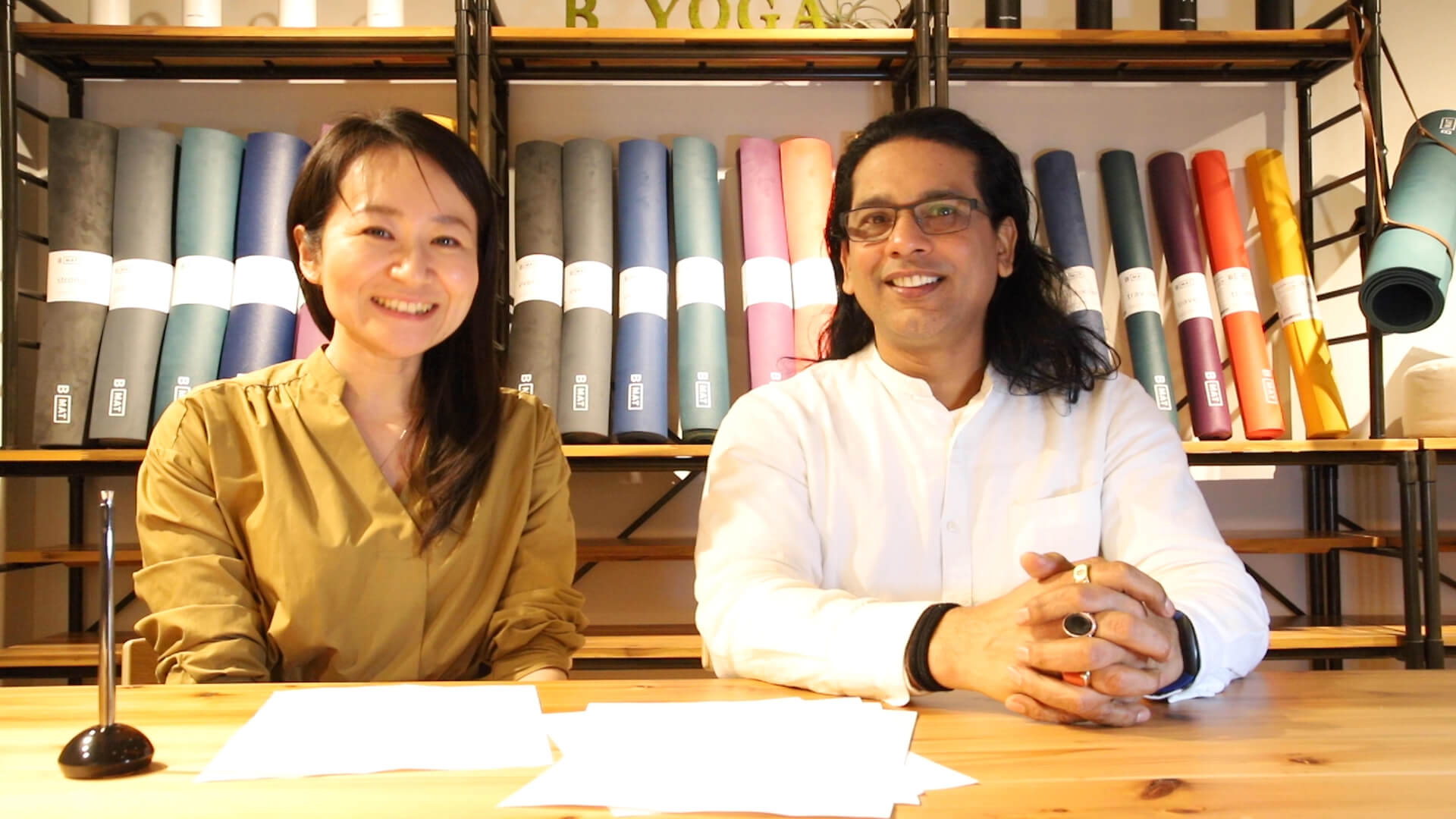 ヨガジェネレーション編集長kaya（左）とYOGA SPA yogayuH プロデューサー　クリシュナ・グルジ先生（右）