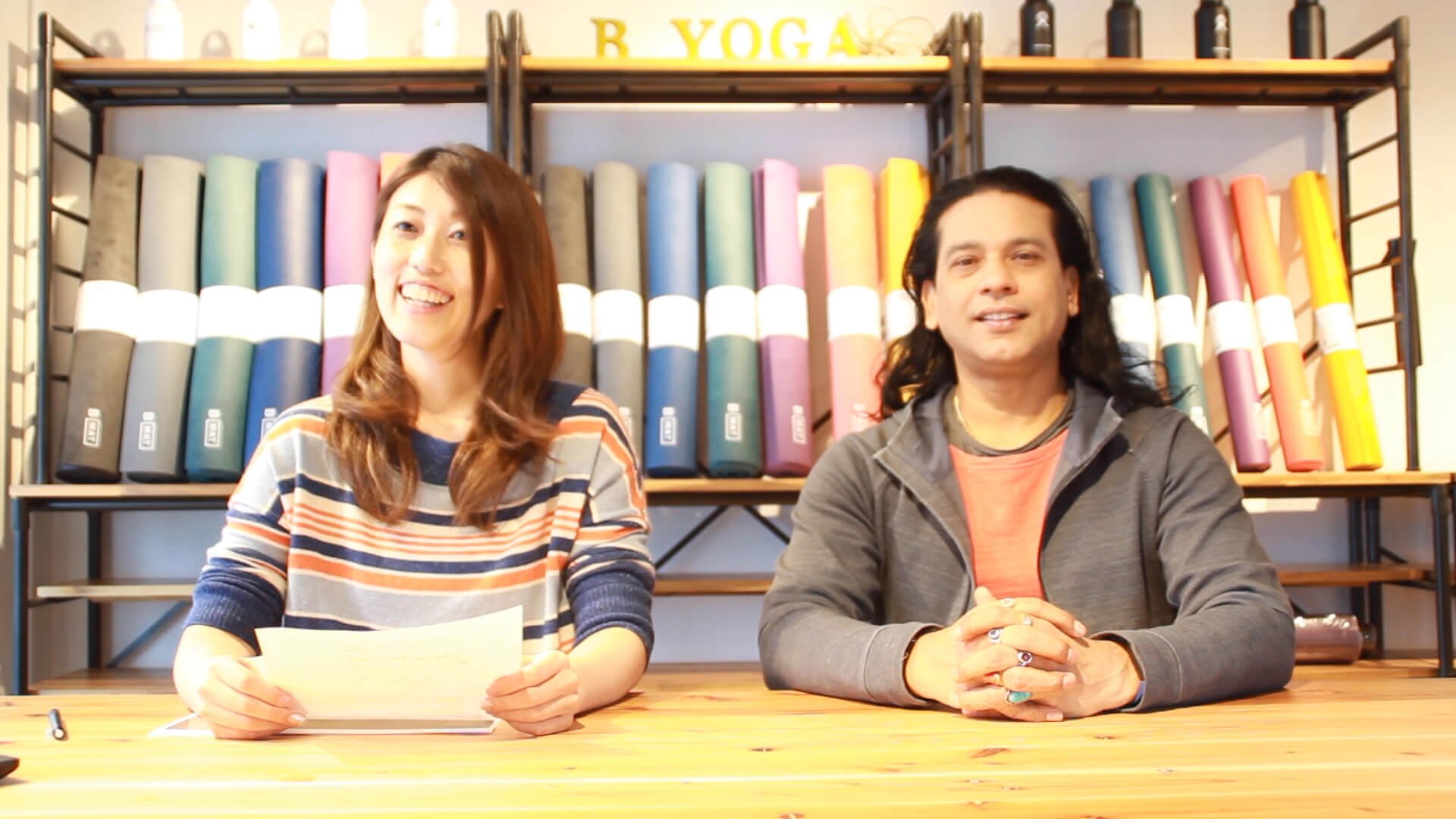 ヨガジェネレーション企画部 べー（左）とYOGA SPA yogayuH プロデューサー　クリシュナ・グルジ先生（右）