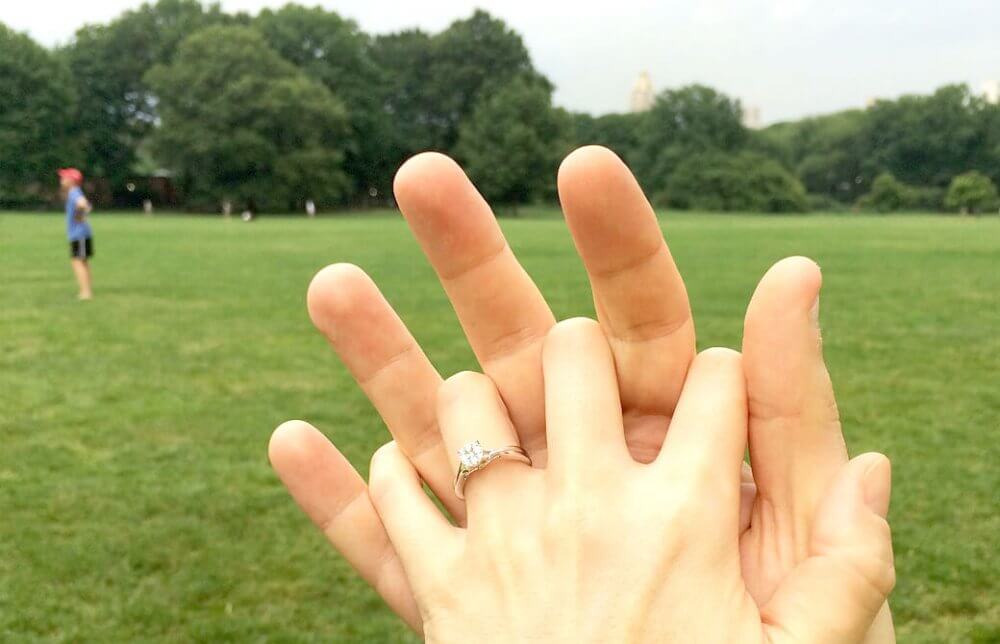 mahokoブログ エンゲージリングをした女性の手を男性がにぎっている mahoko-blog-engagedIMG_0715