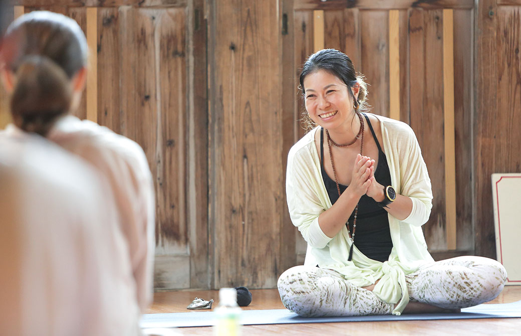 田村佳世さんの一人一人とコミュニケーション取っている写真
