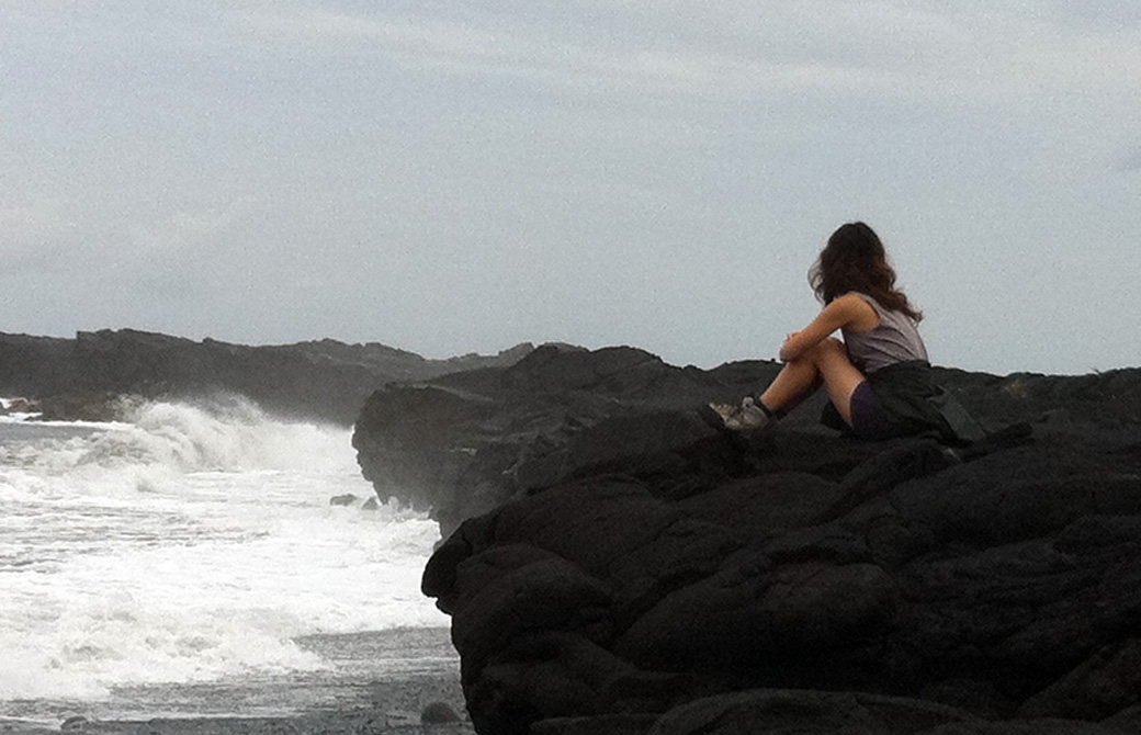 mahokoのブログ ハワイ島で黒い海岸を眺める本人