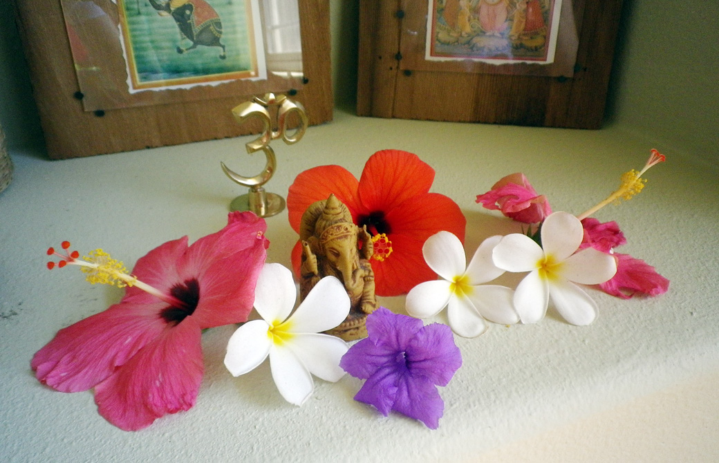 ガネーシャ像のまわりを花で飾った祭壇