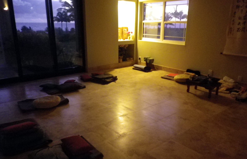 Mahokoのブログ カウアイ島のトレーニングルームに置かれた瞑想用のクッションなど