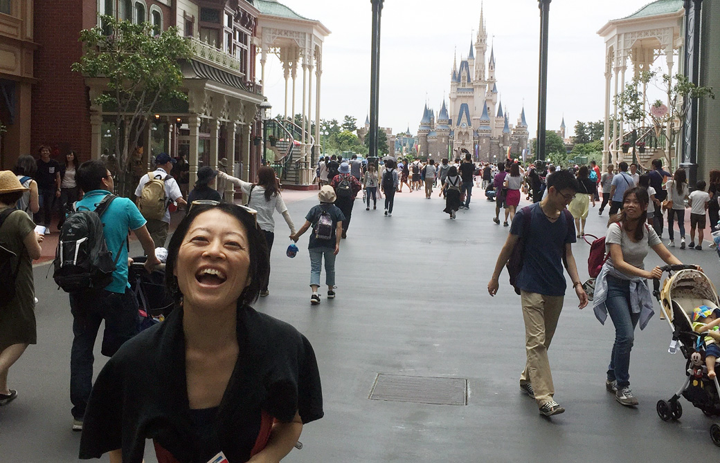 Mahokoのブログ ディズニーランドで笑っている