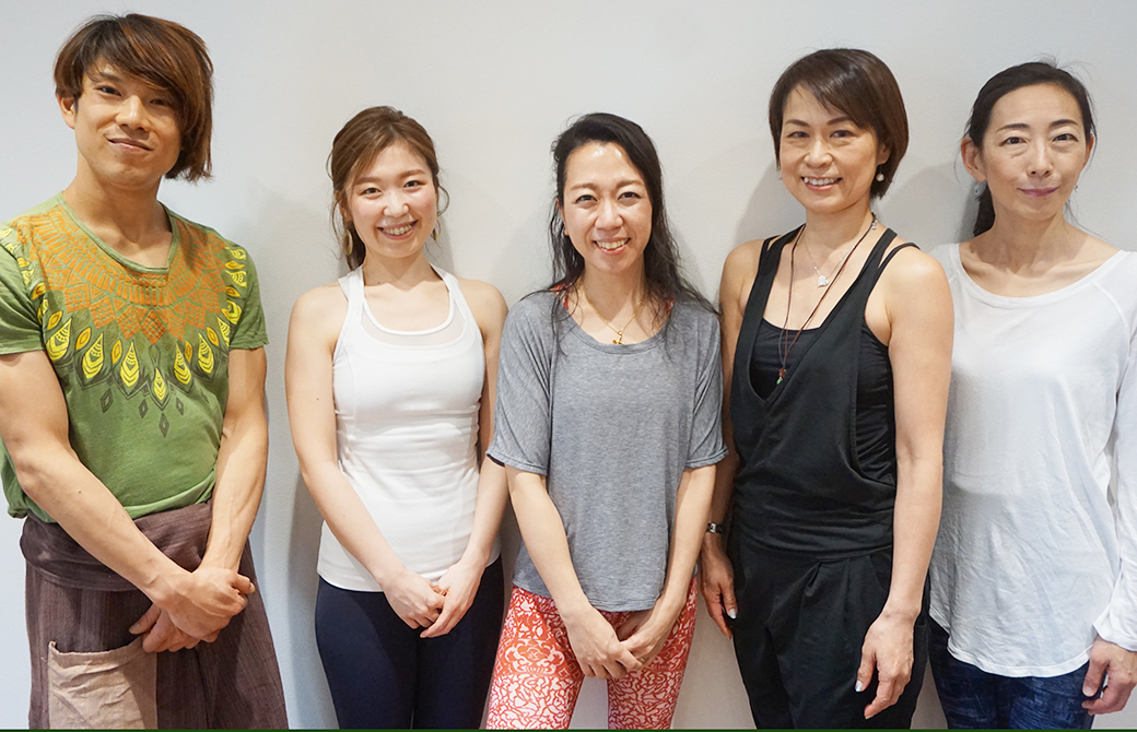 東京池袋にあるヨガスタジオ「wellnesslab.」の代表松島幸枝さんとヨガインストラクターの4人