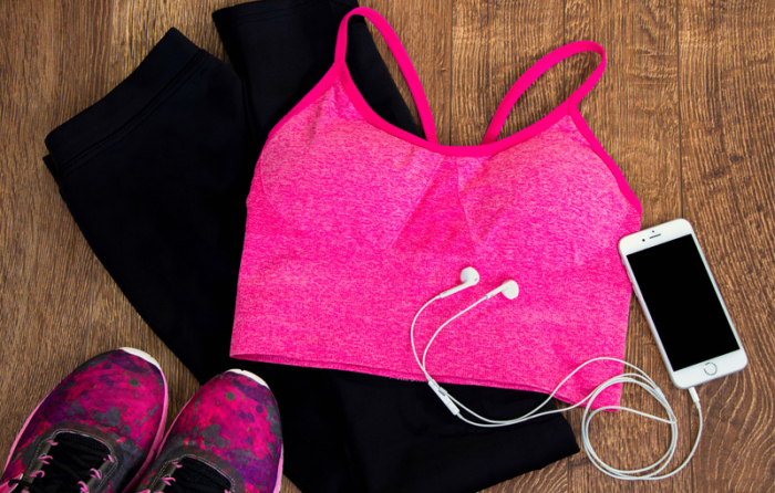 スポーツウェアが並んでいる