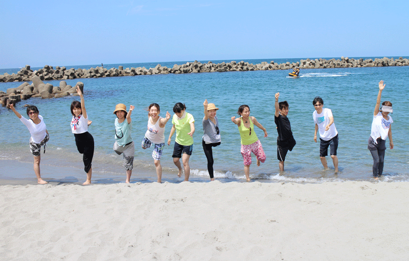 ビーチヨガの様子
