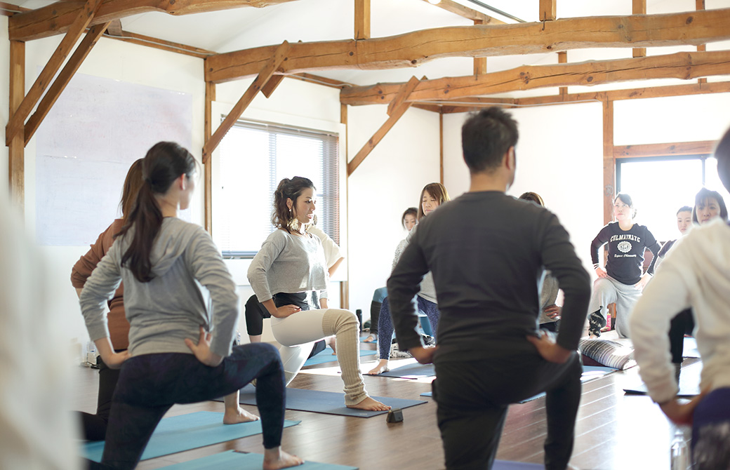 ヨガインストラクター田村佳世さんのクラス風景