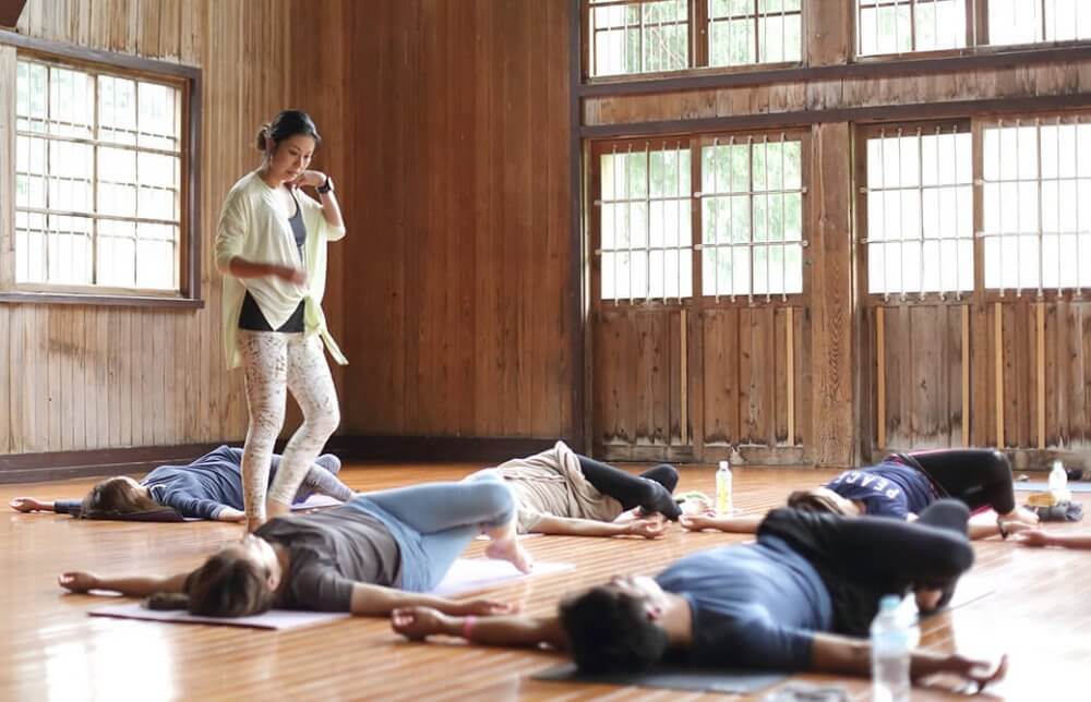 ヨガインストラクター田村佳世さんのクラス風景