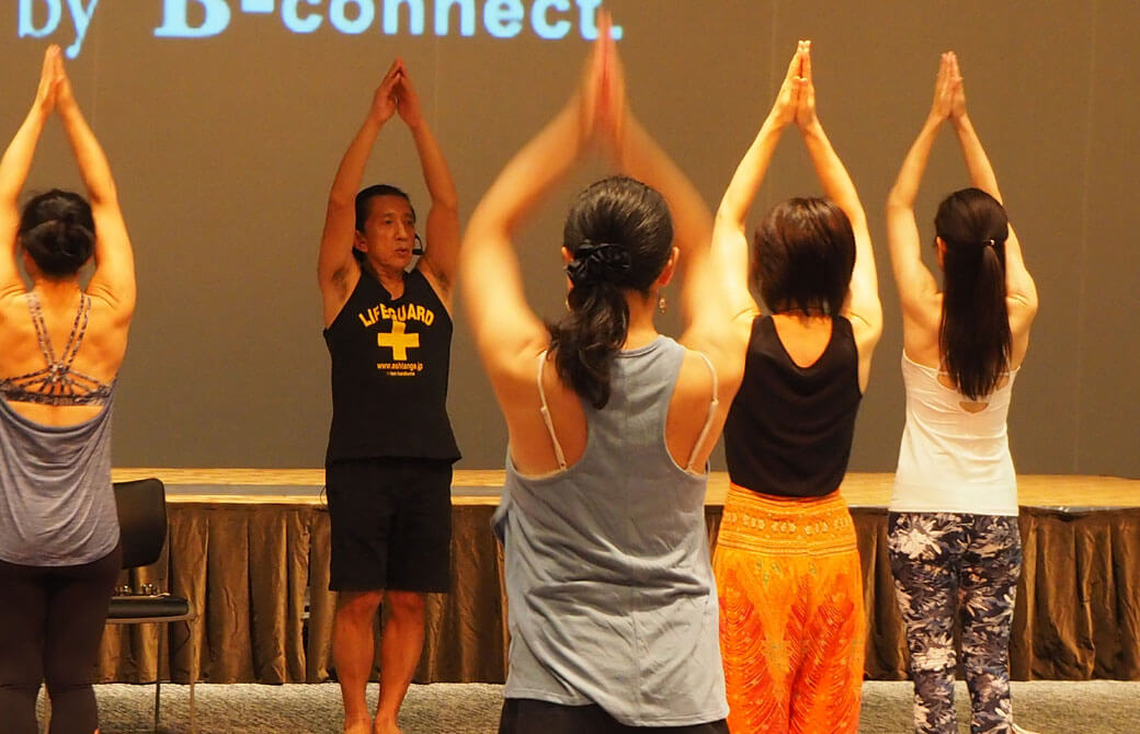 ケンハラクマ先生によるラジヨガ体操指導者養成講座の様子