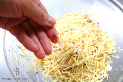 スライスしたサツマイモにクローブを散らす