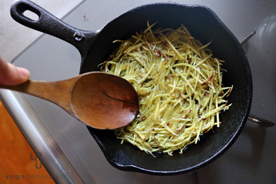 へらで押し付けて焼く