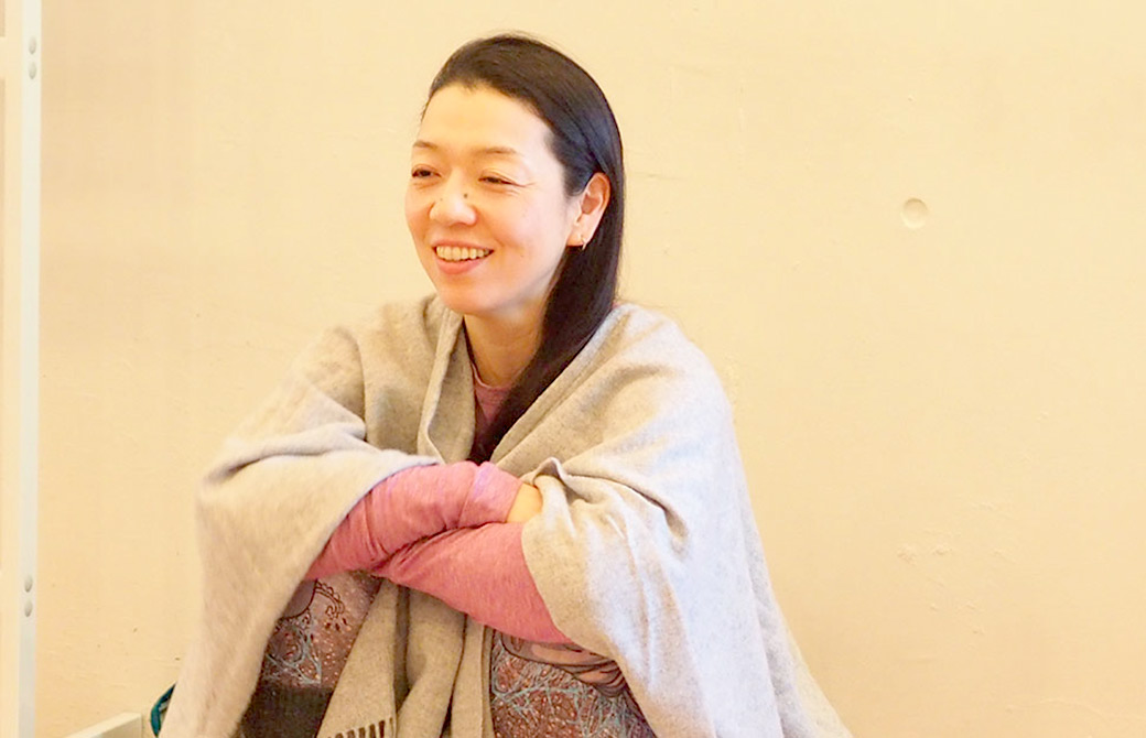 川原朋子先生が笑顔で生徒さんのお話を聞いている様子