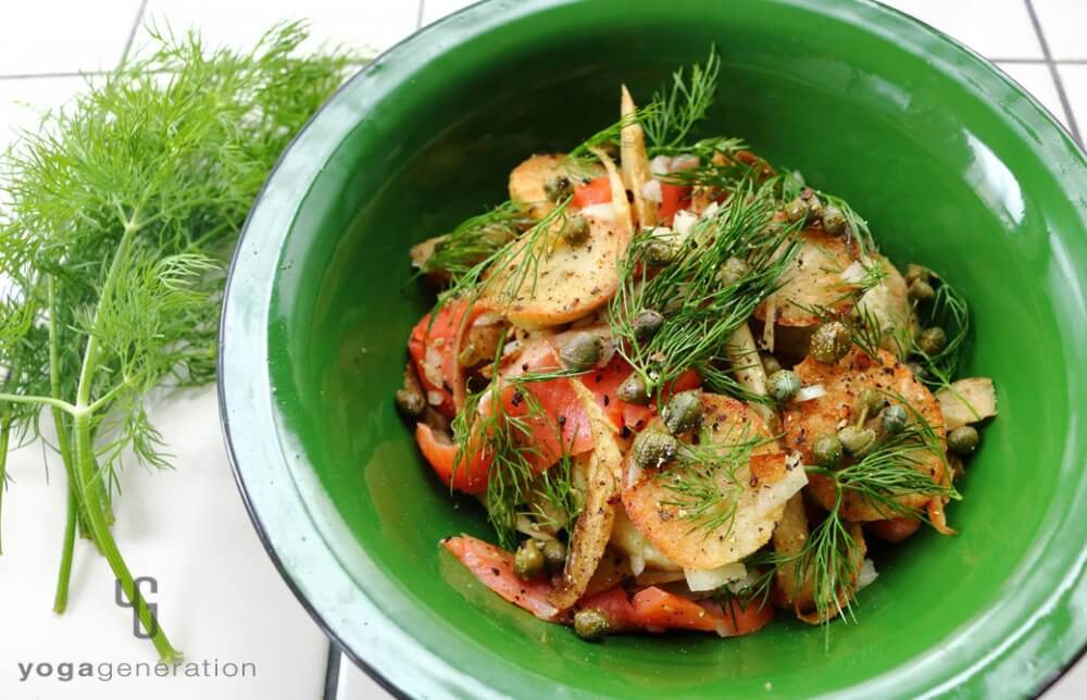 ゆるベジ：揚げゴボウと里芋、スモークサーモンのサラダ