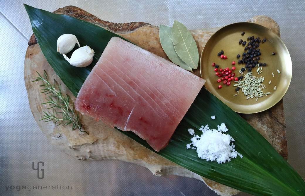 木製カットボードの上のマグロなどの材料