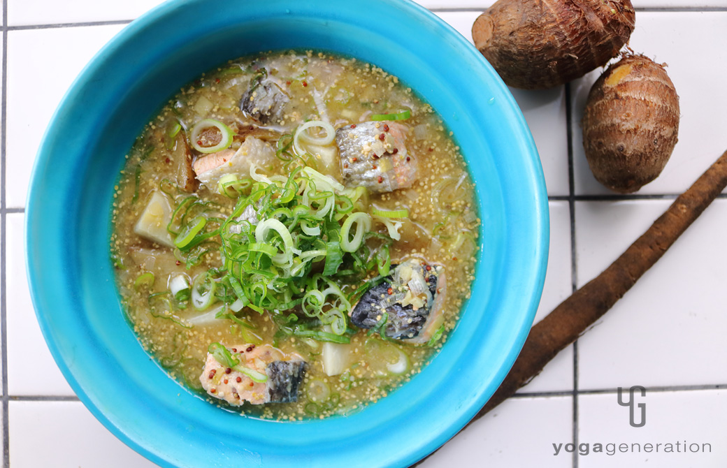 ゴボウと里芋、秋鮭のマスタード味噌スープ