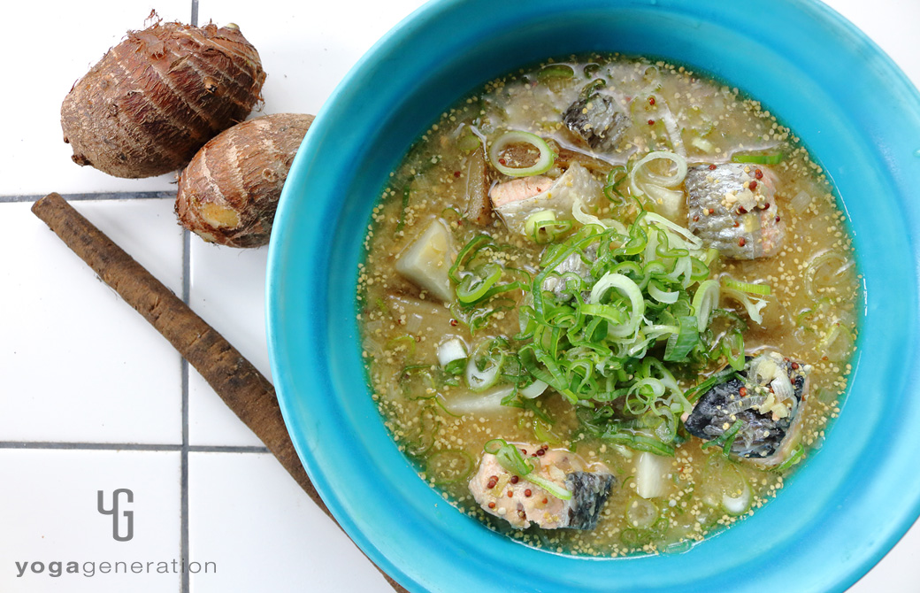 ターコイズ色の皿に盛りつけたゴボウと里芋、秋鮭のマスタード味噌スープ