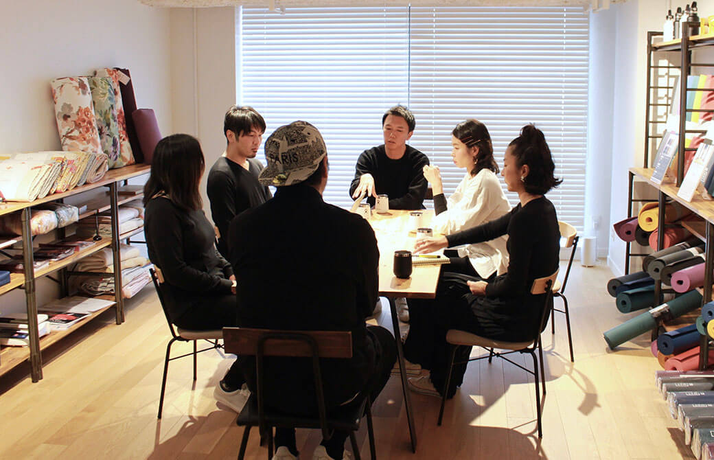 「THE BASIC」の企画会議をする6人