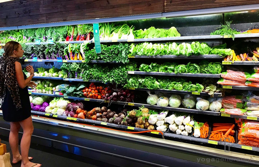 スーパーの棚に美しく陳列されているカラフルな野菜