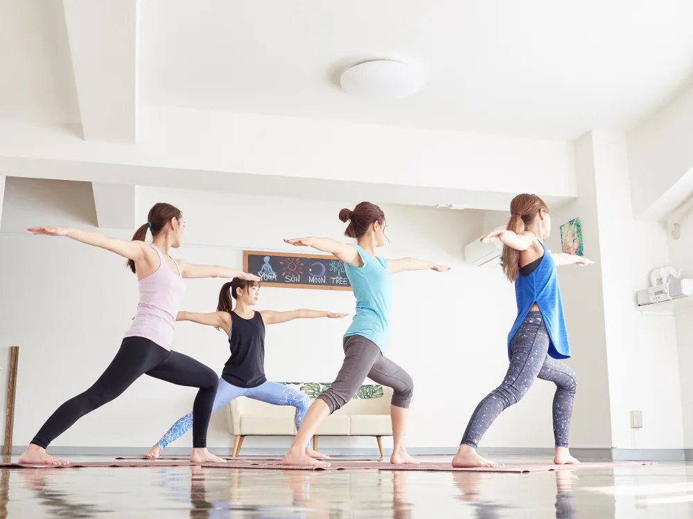 ウォーリア2のポーズをする女性たち