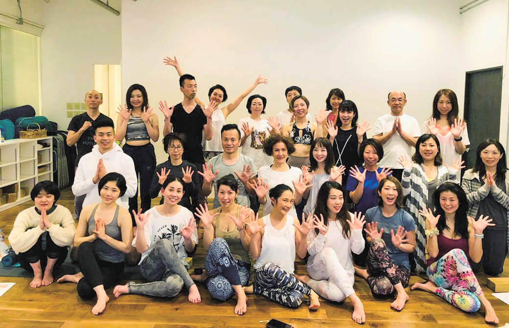 東京・東日本橋の『Studio+Lotus8』にてジヴァムクティヨガのクラスを持つ他、アシュタンガヨガやアイアンガーヨガの学びも日々深めている
