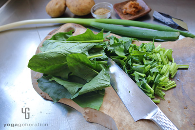 ほうれん草と長ネギをざく切りにする