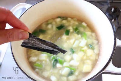 ジャガイモを加えて煮る