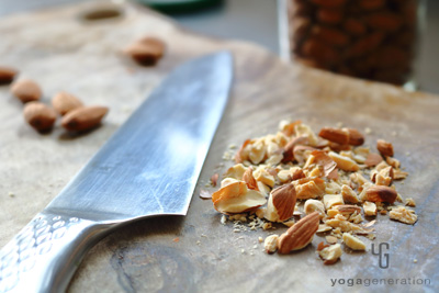 ナッツを炒ってから砕いておく