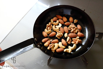 ナッツを炒める