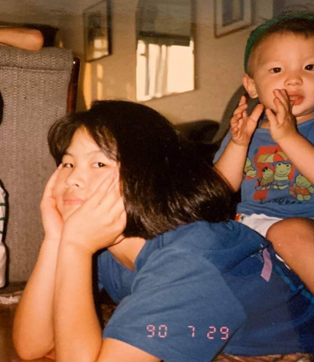 ヨーコ・フジワラ14歳。12歳下の弟と。