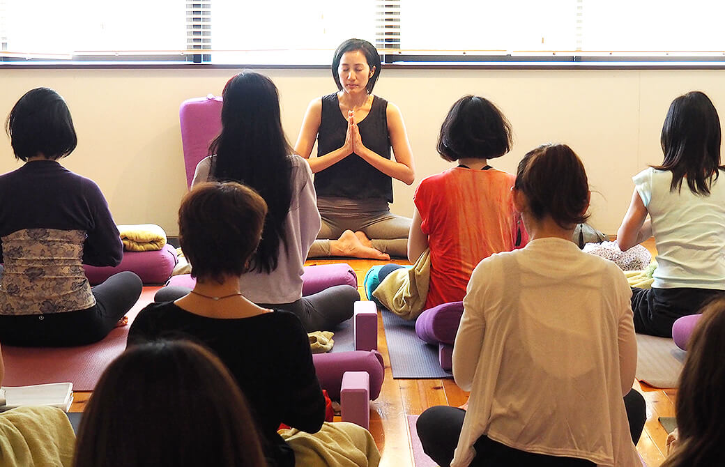クラスで瞑想をするサントーシマ香先生