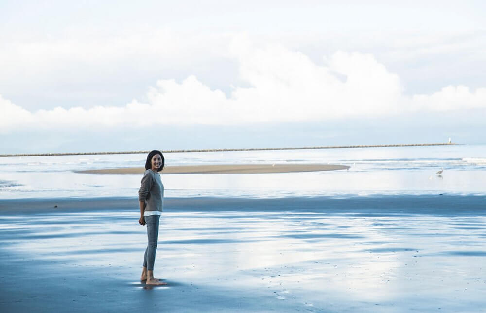 海にたたずむサントーシマ香先生