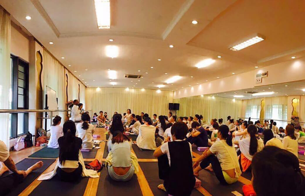 スニール先生の講義の様子。世界中からリシケシにヨガを学びに来る