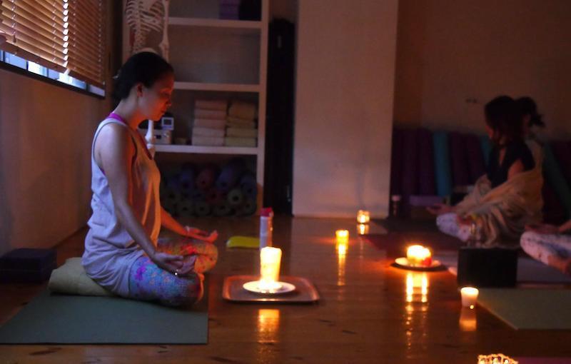 五感を癒す5つのアーユルヴェーダ瞑想を取り入れた真理先生のクラスの様子