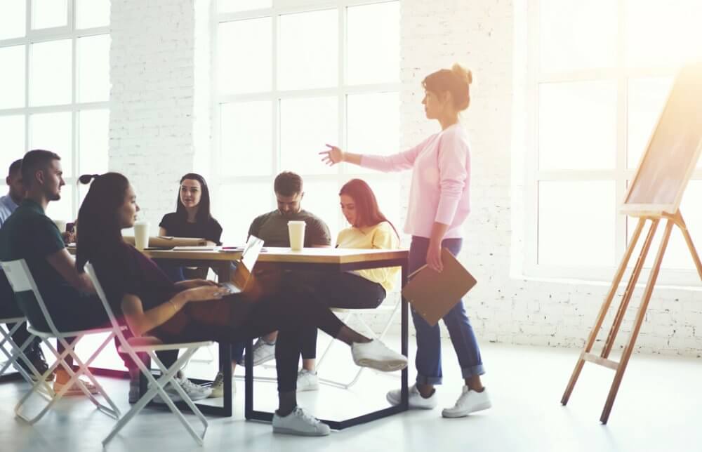 白く明るい部屋でミーティングをしている男女